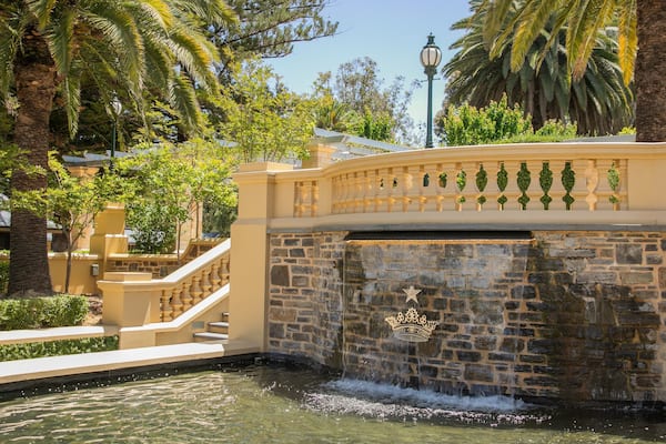 Seppeltsfield featuring a fountain