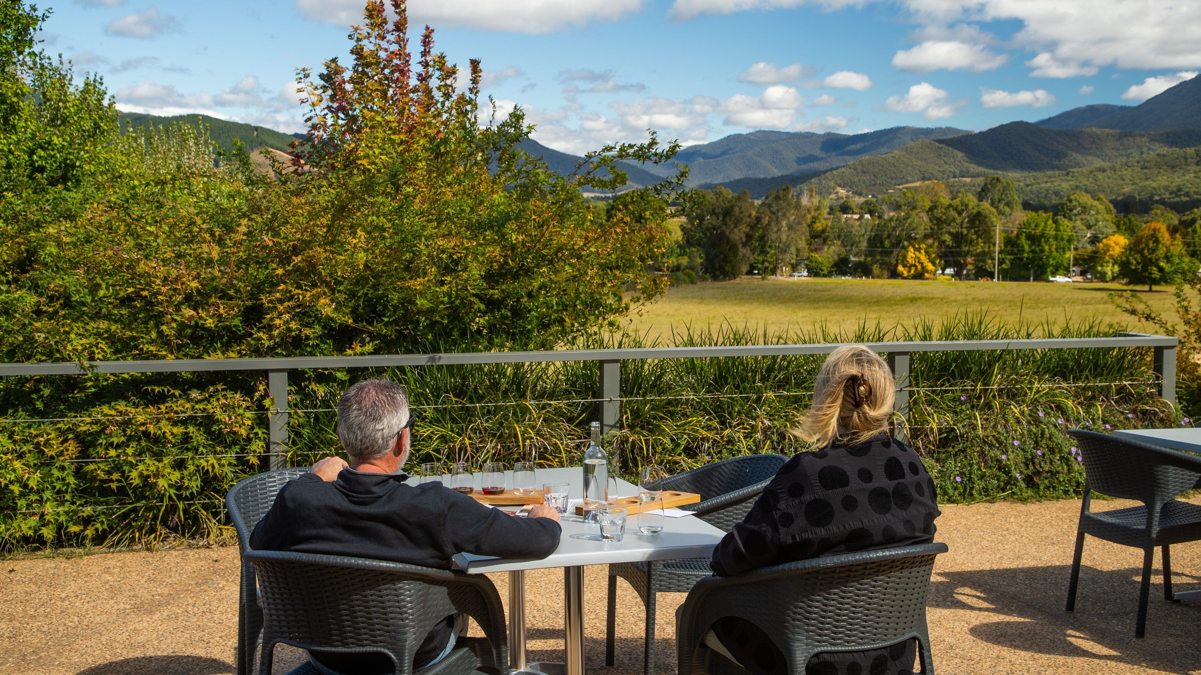 Ringer Reef Winery which includes tranquil scenes as well as a couple