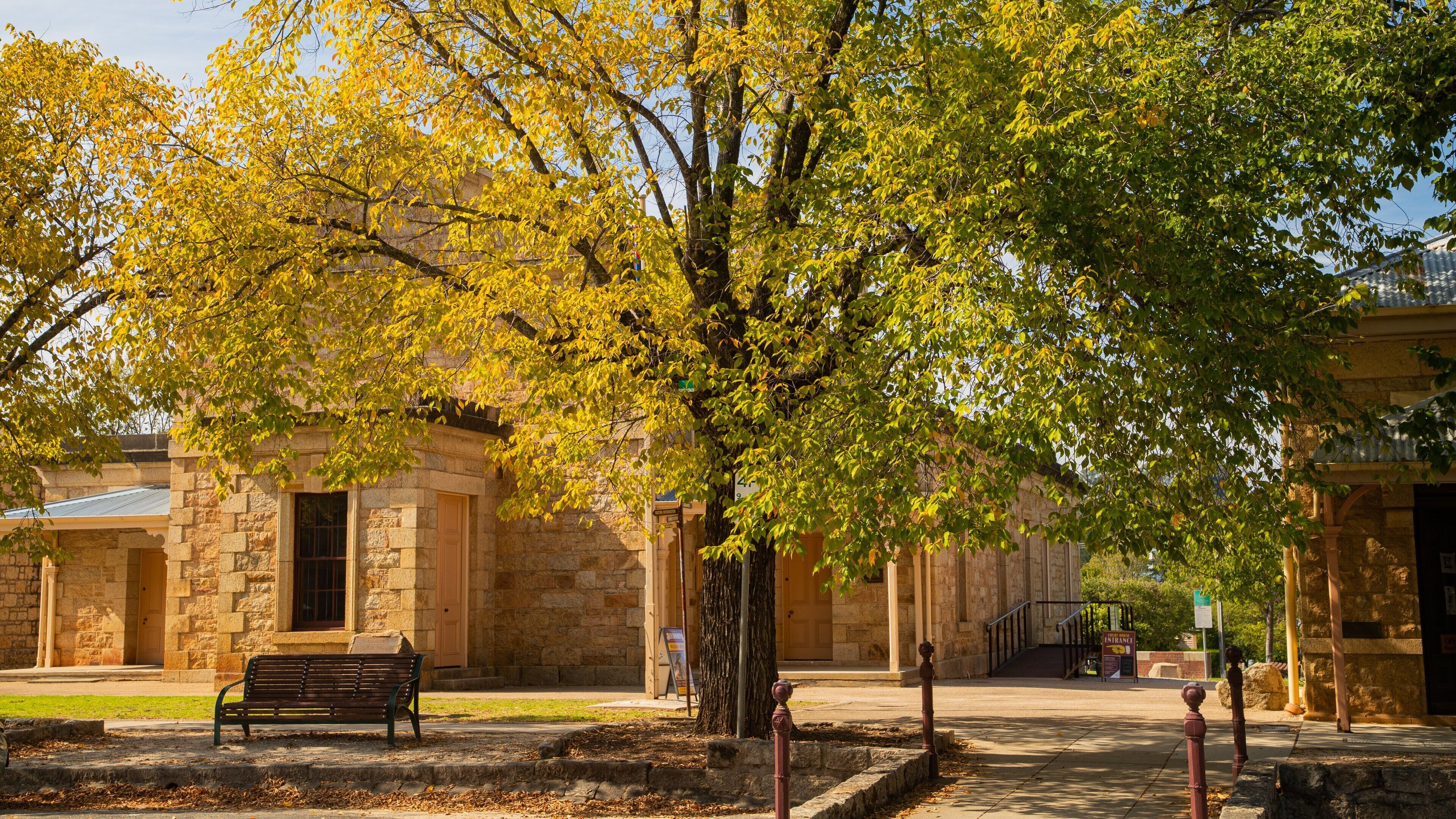 Beechworth Historic Courthouse which includes a park and heritage elements
