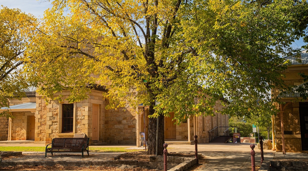 Beechworth Historic Courthouse which includes a park and heritage elements