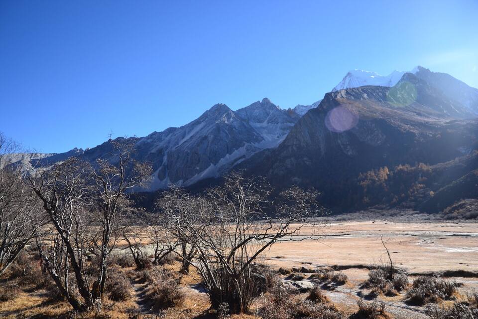 Paisatge de muntanyes sota un cel serè.