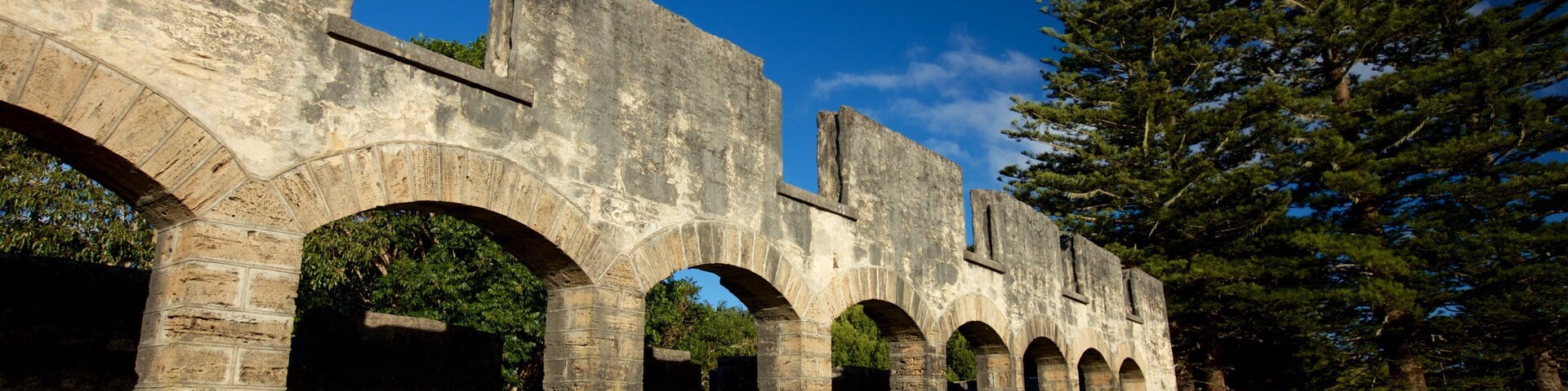 The Arches que inclui uma ruína e elementos de patrimônio