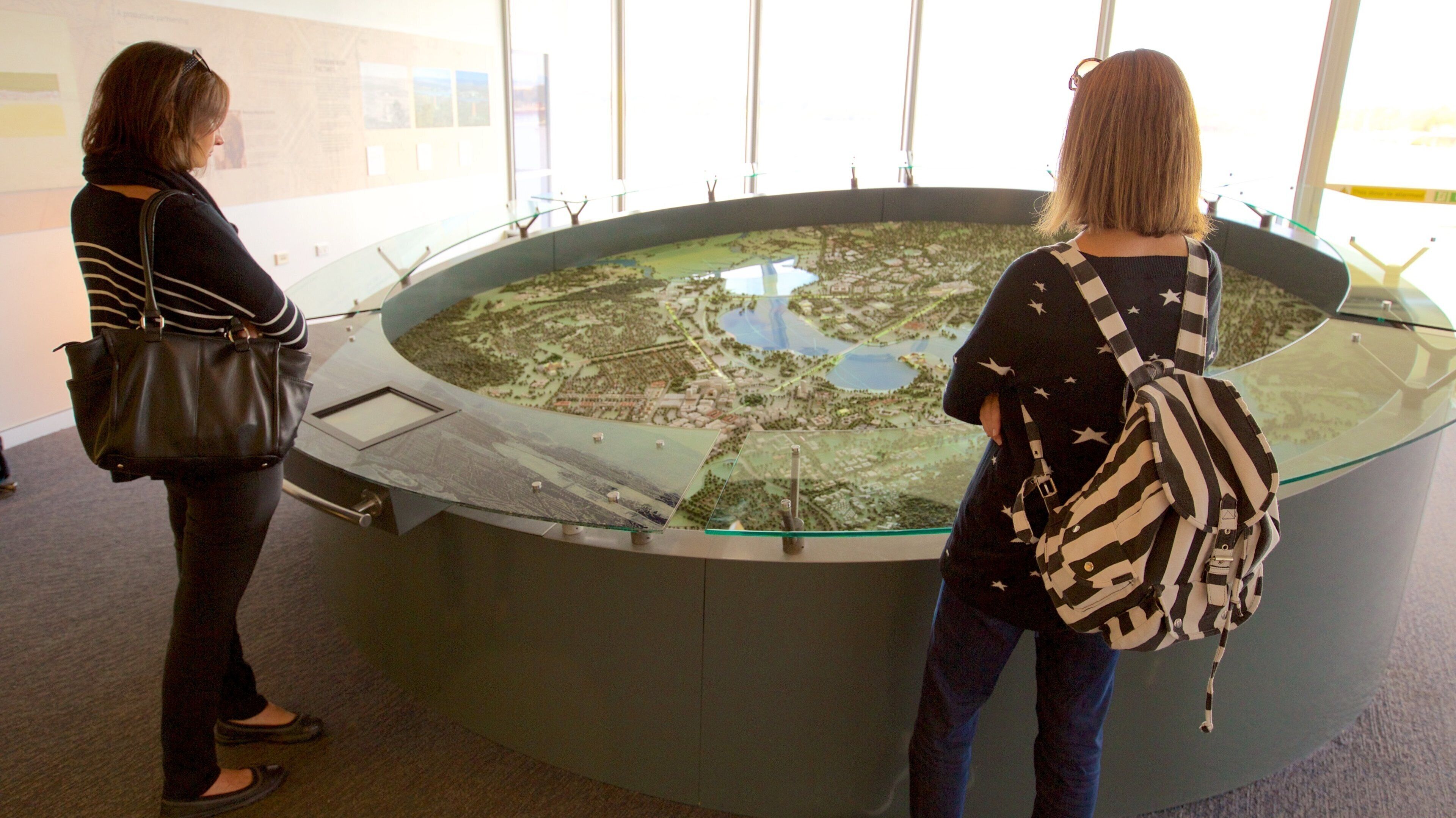 Canberra y también un pequeño grupo de personas