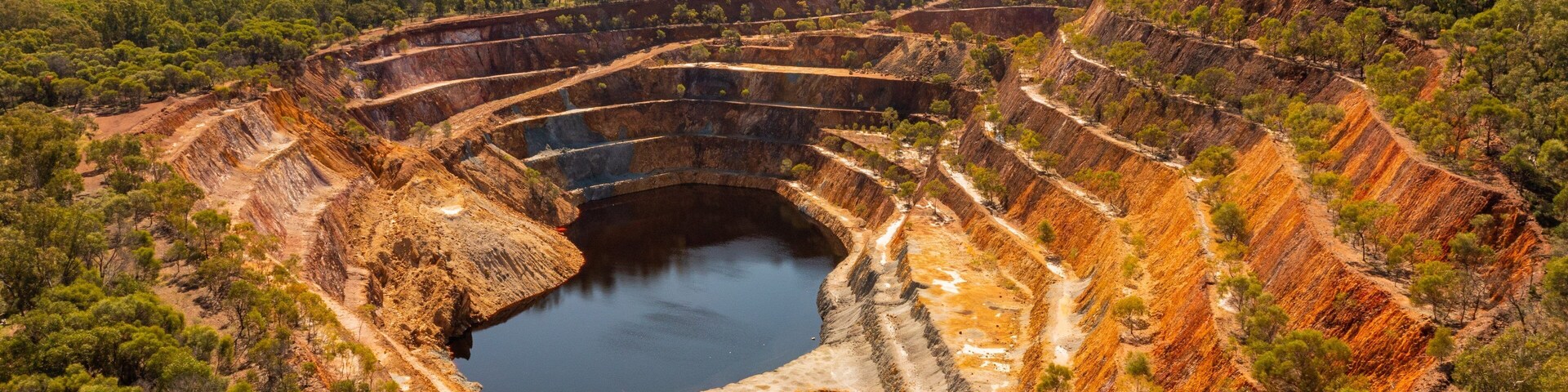 Peak Hill Open Cut Experience showing landscape views, tranquil scenes and a pond