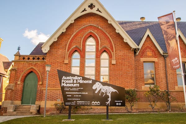 Australian Fossil and Mineral Museum which includes signage and heritage architecture