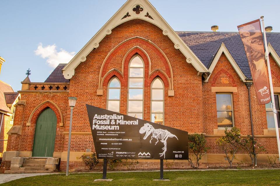 Un edifici amb un gran cartell del Museu Australià de Fòssils i Minerals.