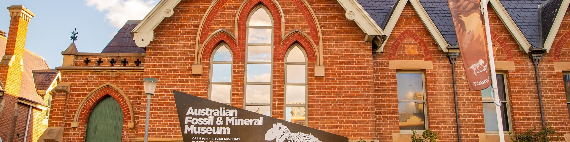 Australian Fossil and Mineral Museum which includes signage and heritage architecture