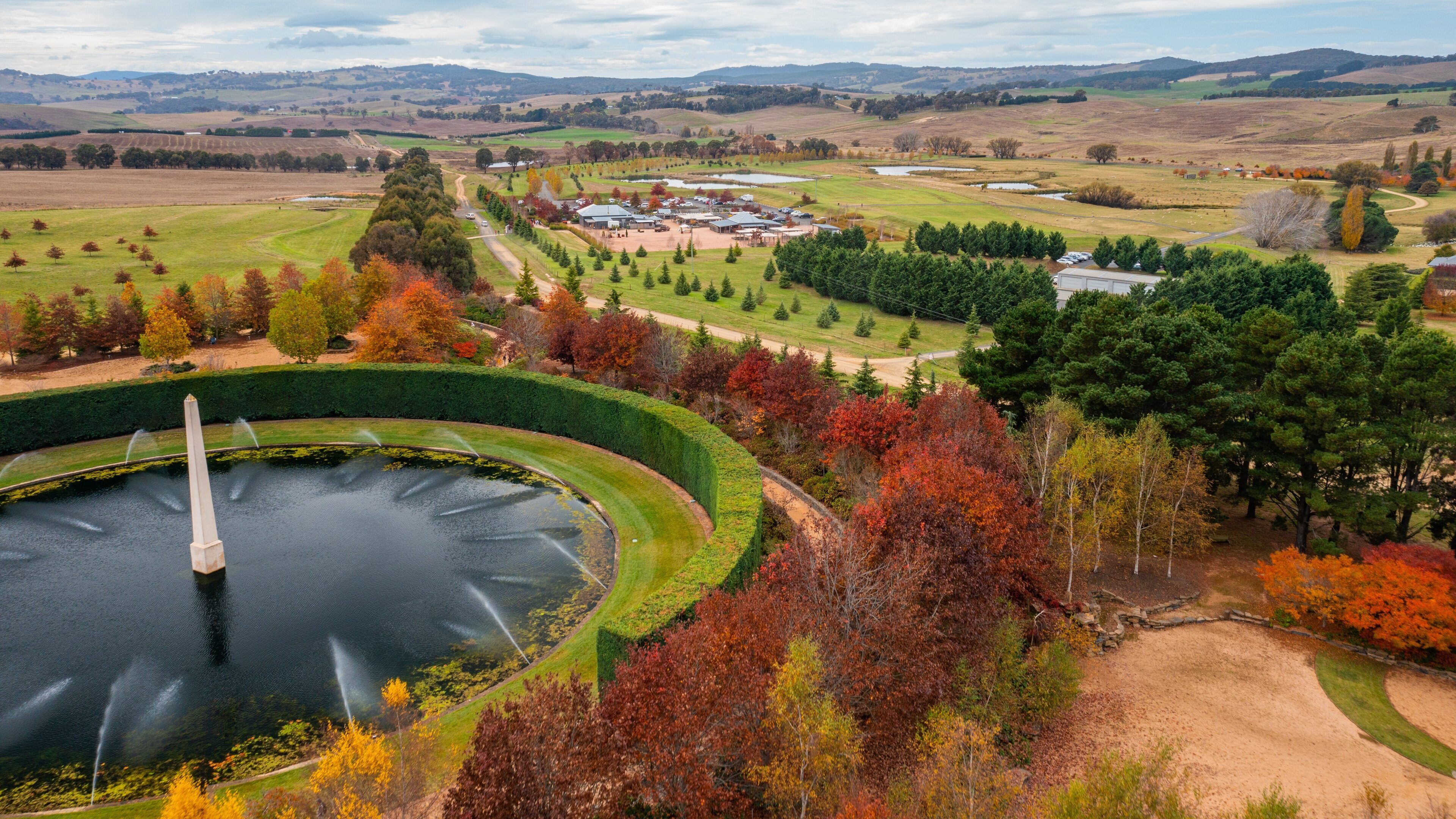 Mayfield Garden showing landscape views, a park and a fountain