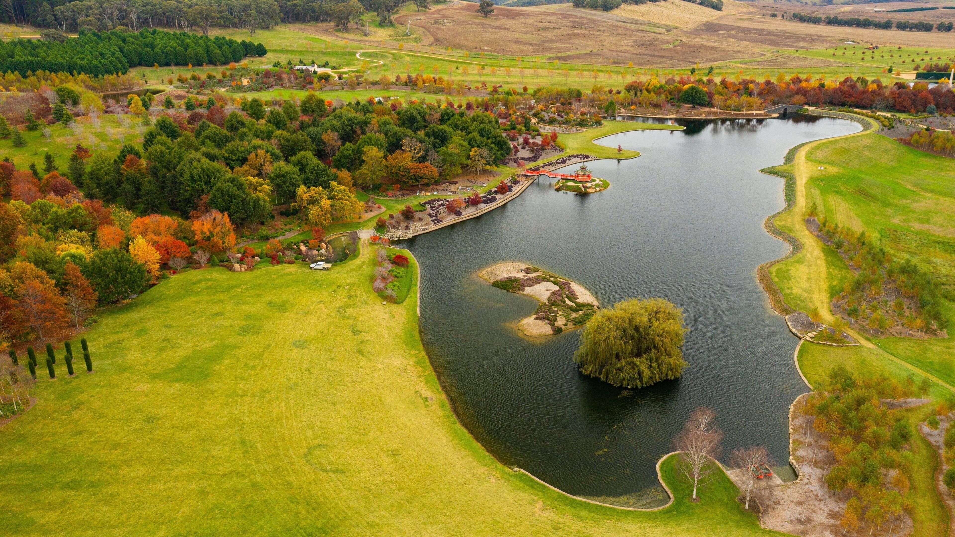 Mayfield Garden showing landscape views, a park and a pond