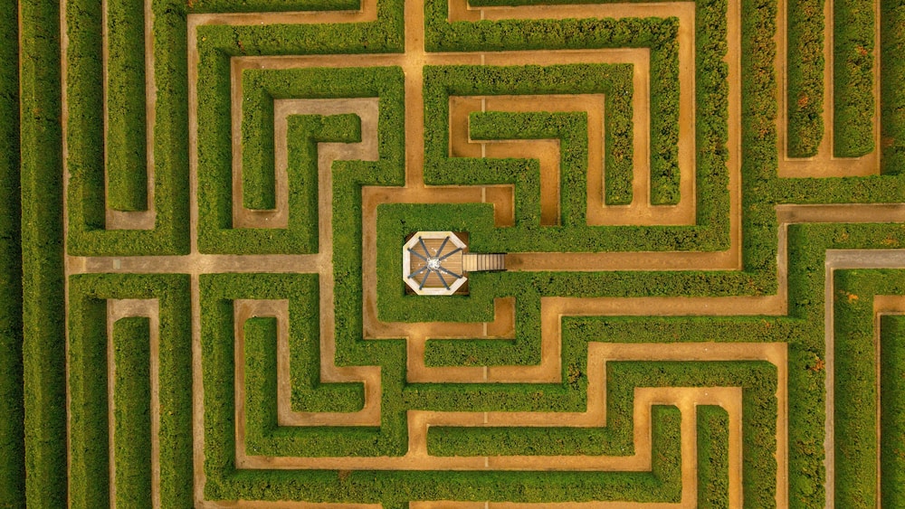 Eine Vogelperspektive eines Labyrinthegartens mit einem zentralen Brunnen.