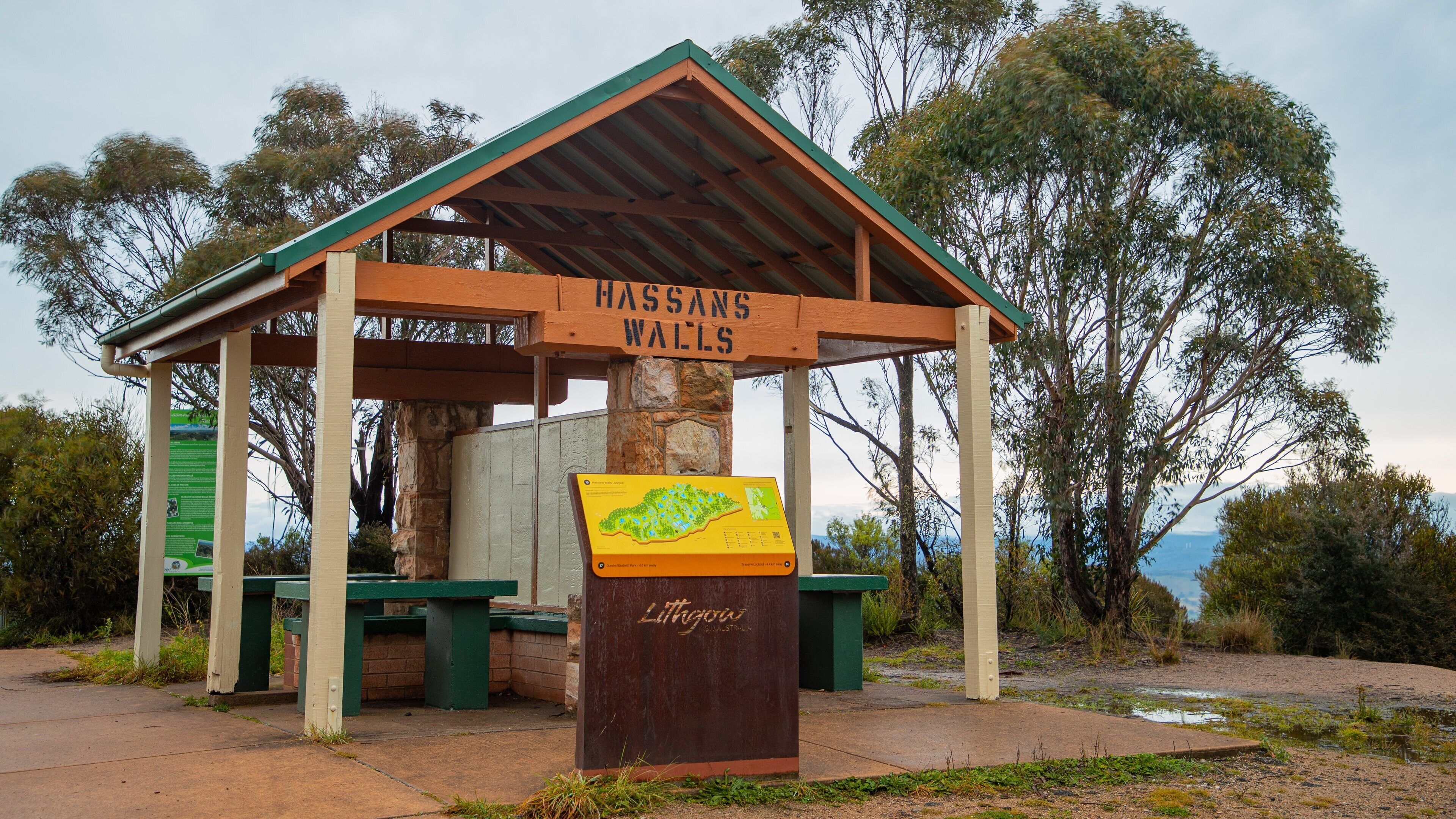 Hassans Wall Lookout featuring tranquil scenes and signage