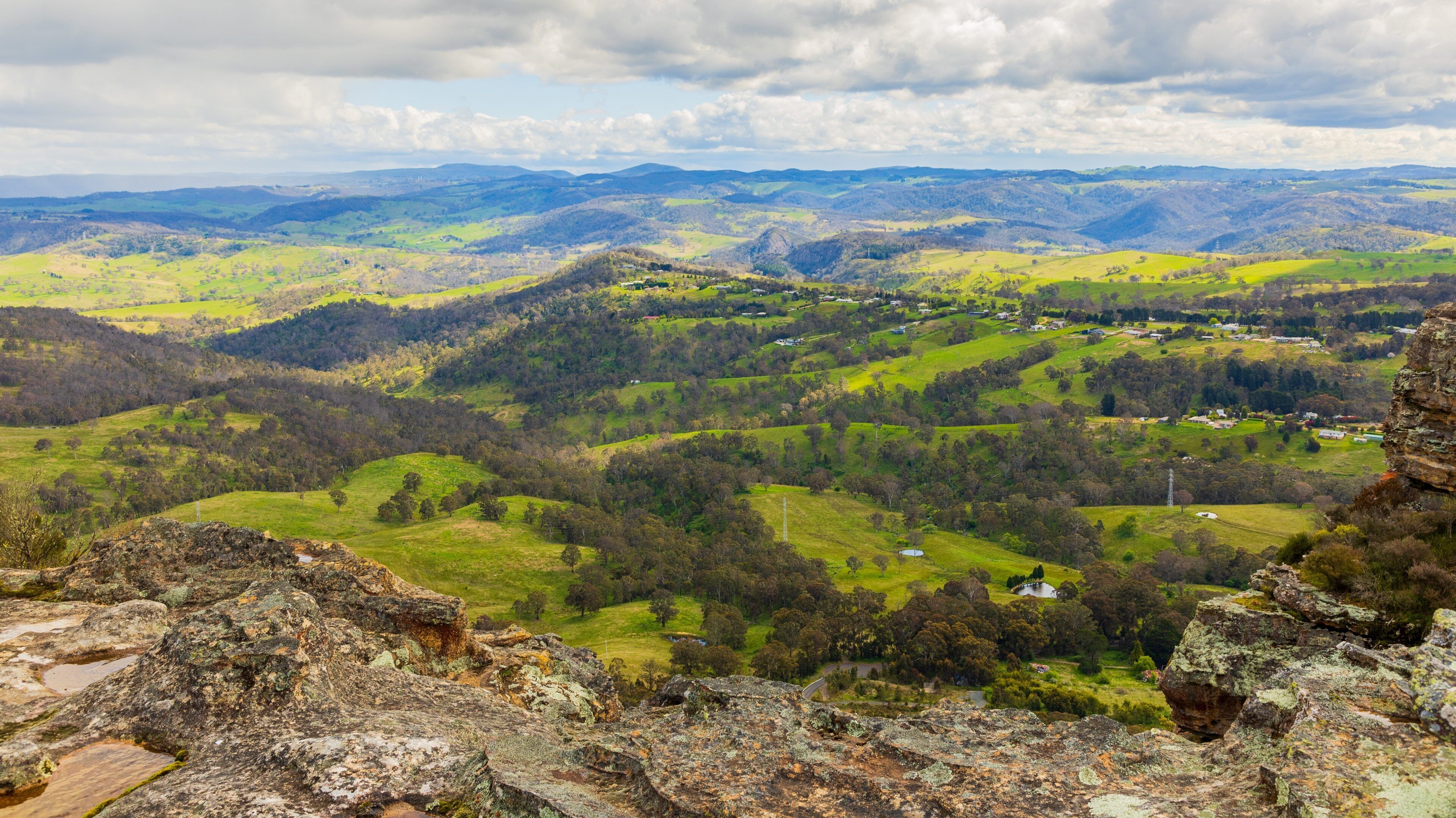 Hassans Wall Lookout showing tranquil scenes and landscape views