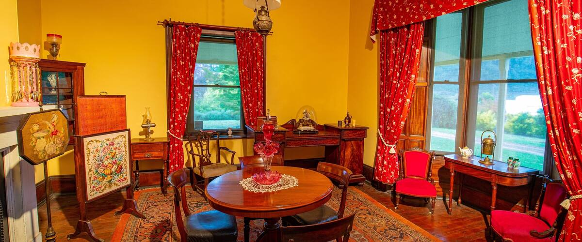 Eskbank House and Museum showing interior views and a house