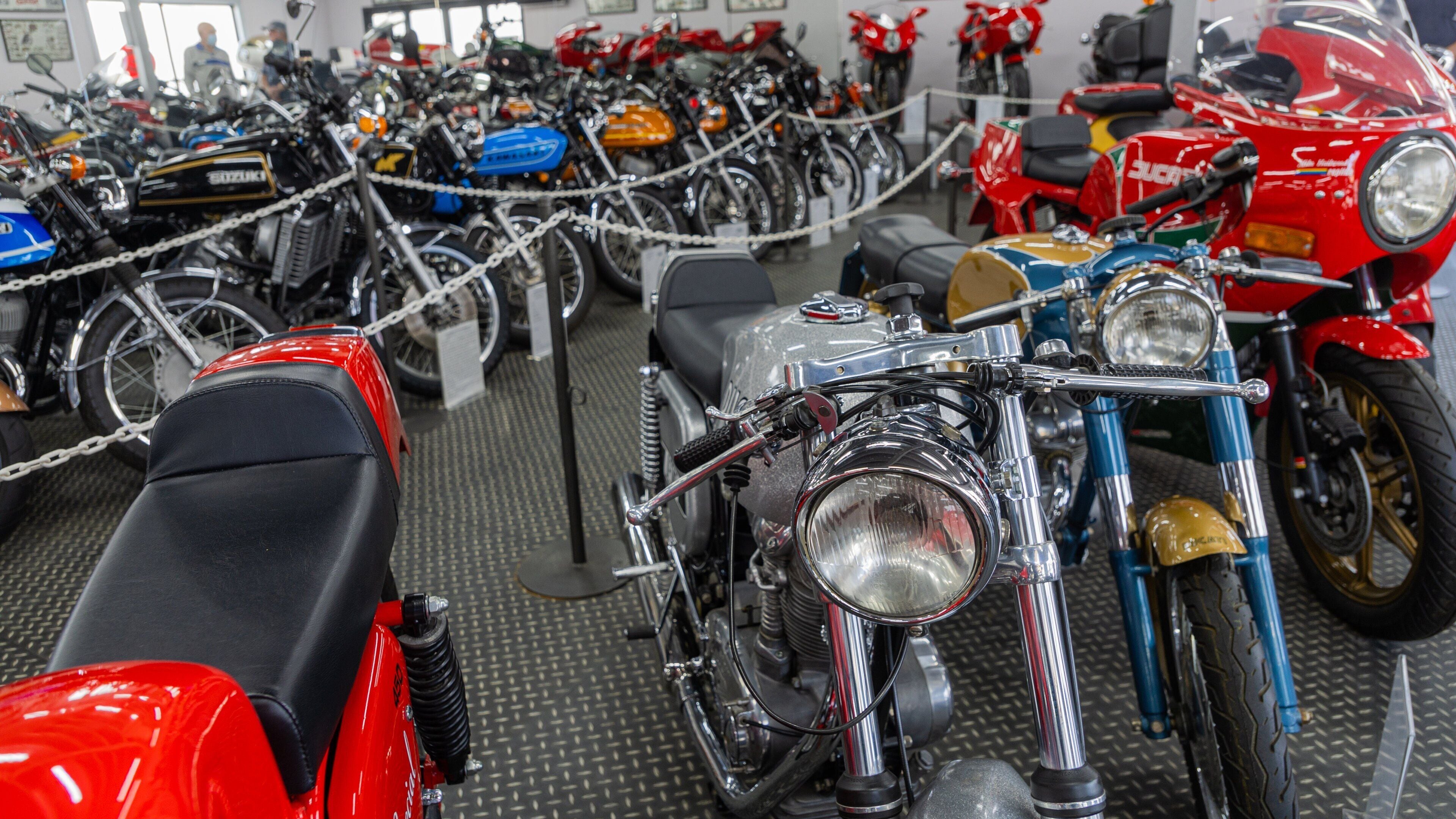 Un concessionnaire de motos où différents modèles sont exposés.