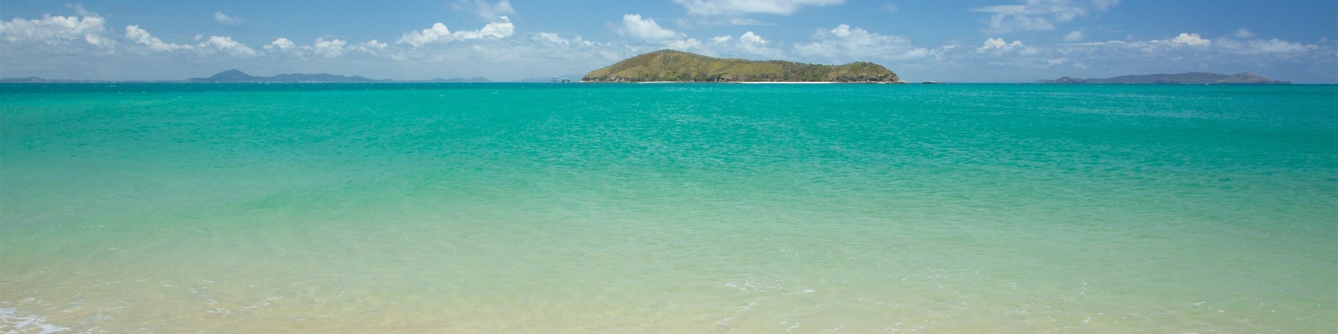 Great Keppel Island mostrando cenas tropicais, uma praia e paisagens litorâneas