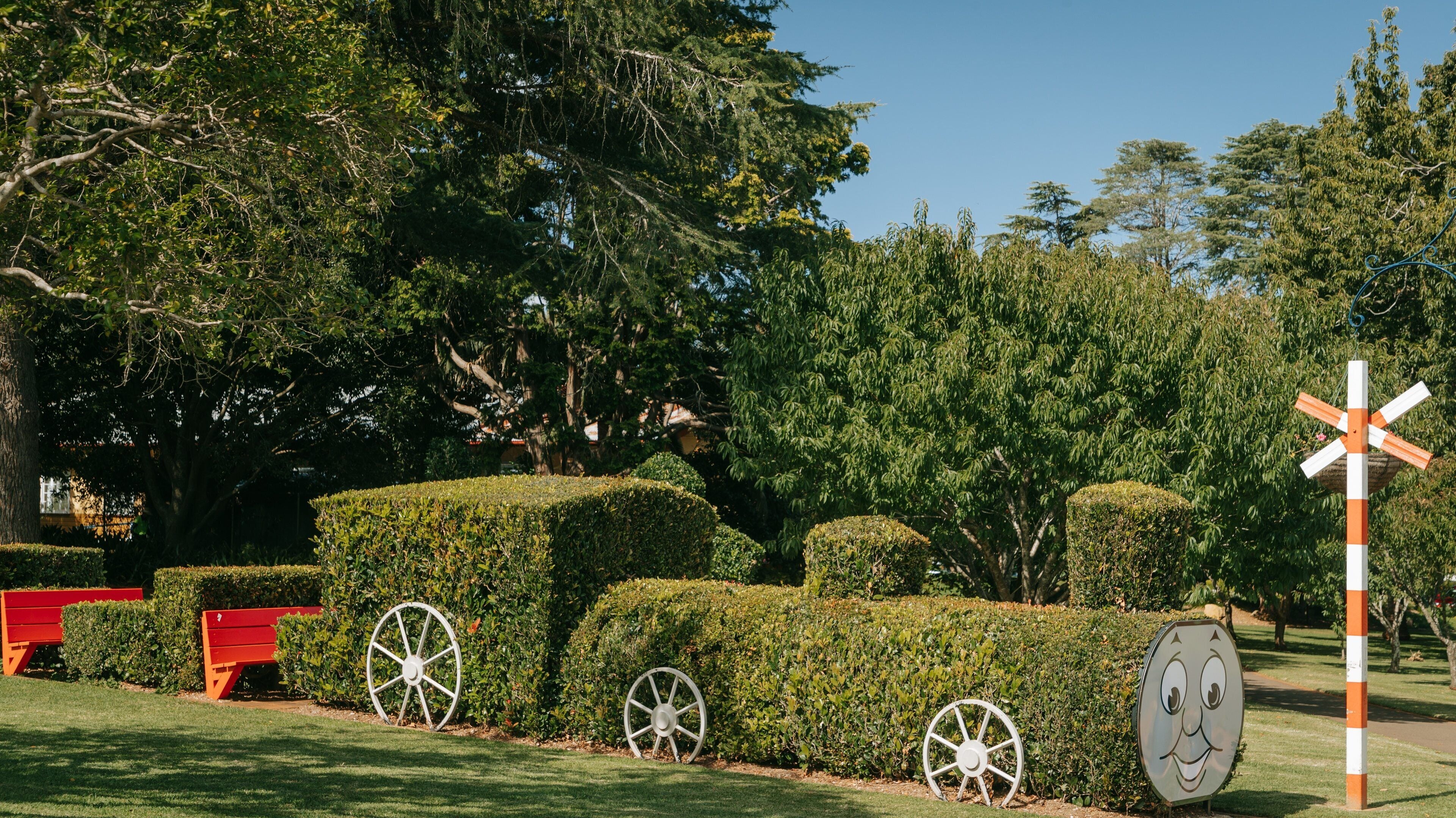 Laurel Bank Park showing outdoor art and a garden