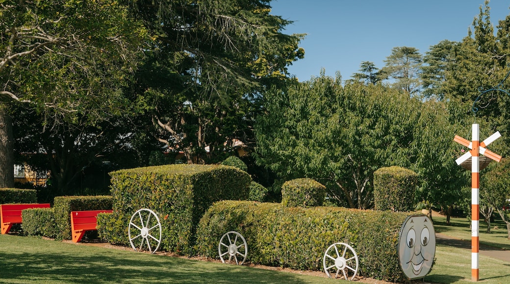 Laurel Bank Park showing outdoor art and a garden