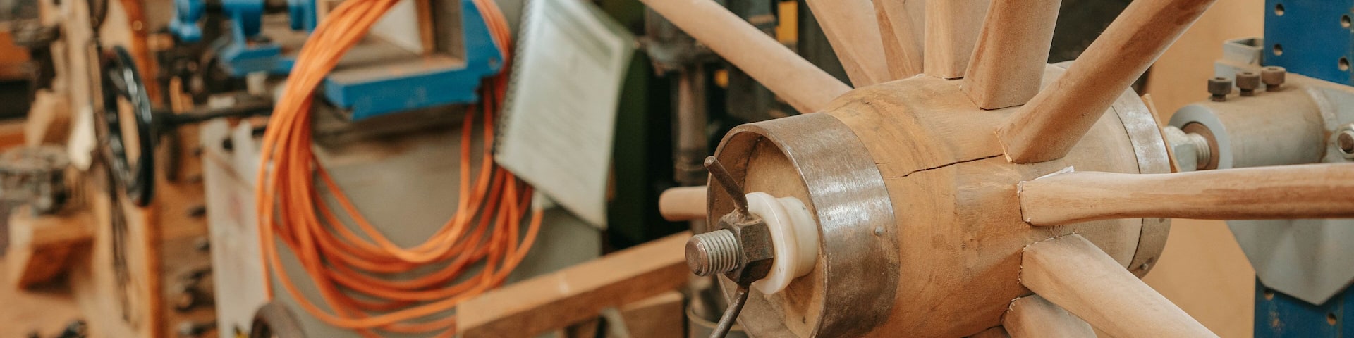 A mechanical assembly with a central gear and multiple shafts.