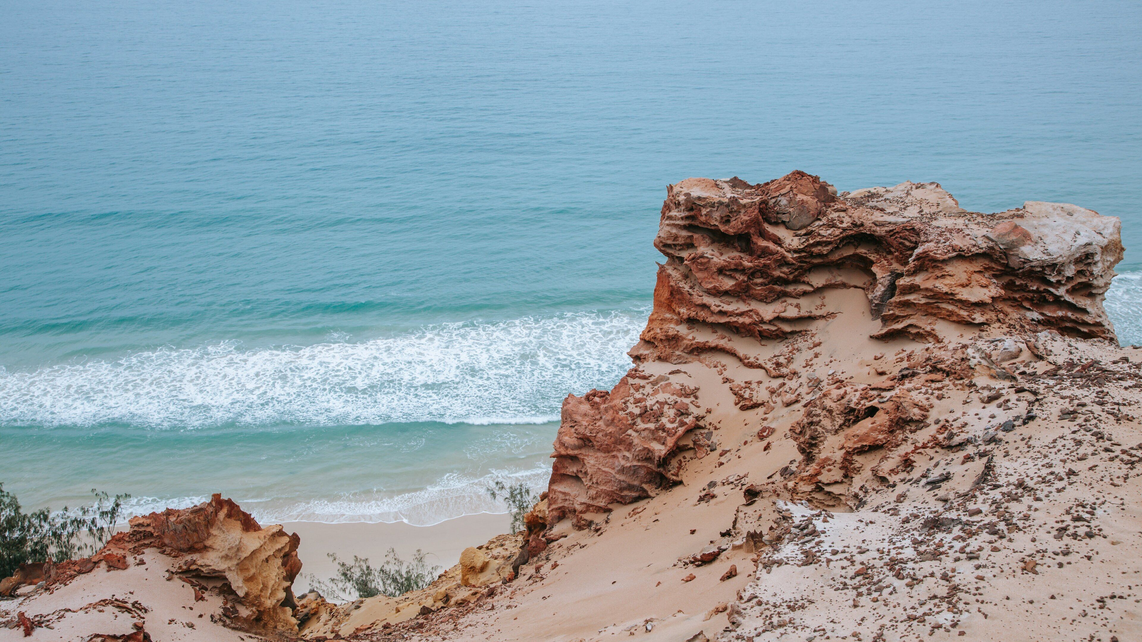 Rainbow Beach mostrando litoral accidentado y vistas de una costa