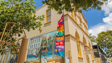 A building with a mural, a flag, and a sign for the Maryborough Military & Colonial Museum.