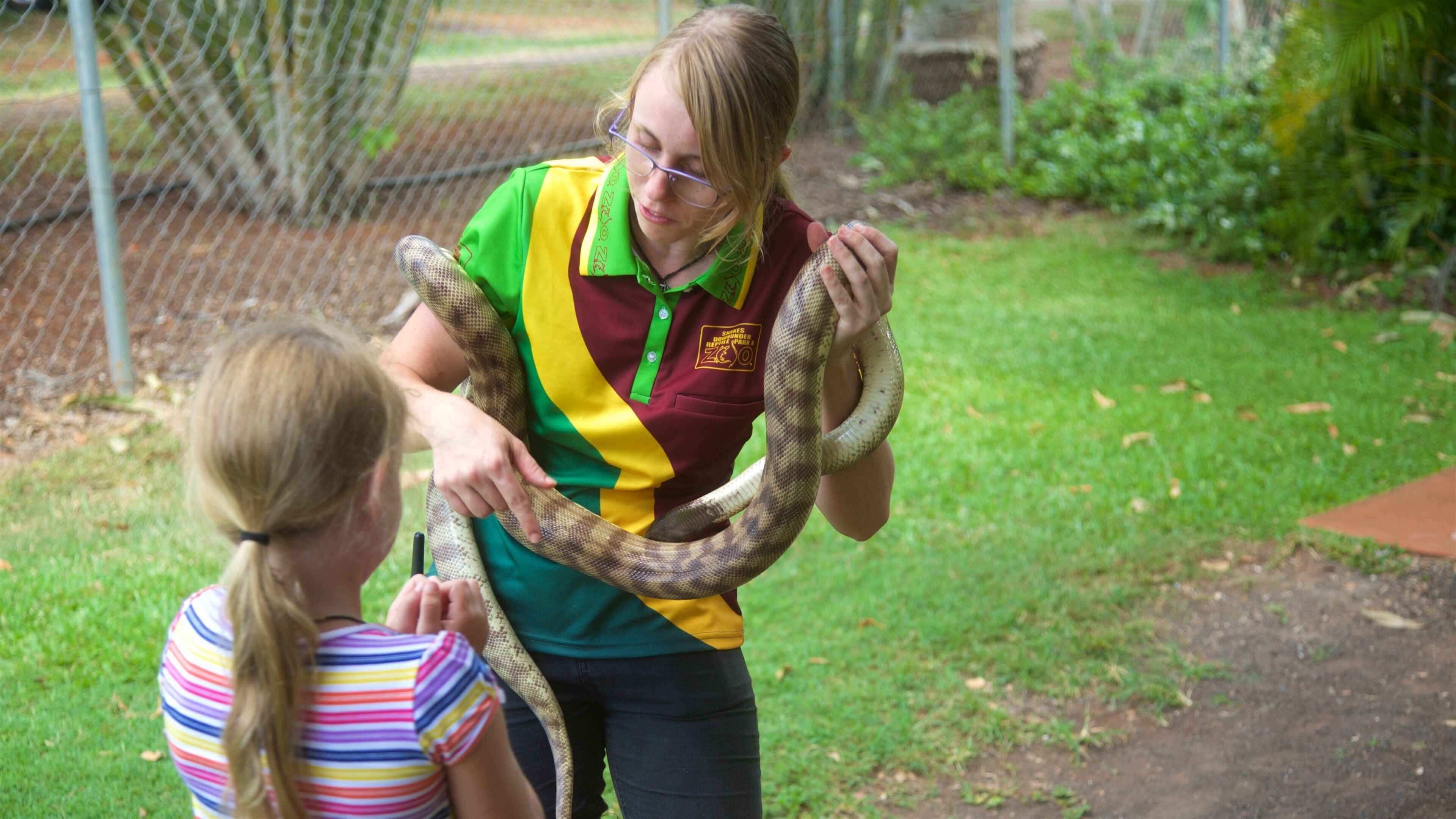Childers mostrando animali pericolosi e animali da zoo cosi come bambino