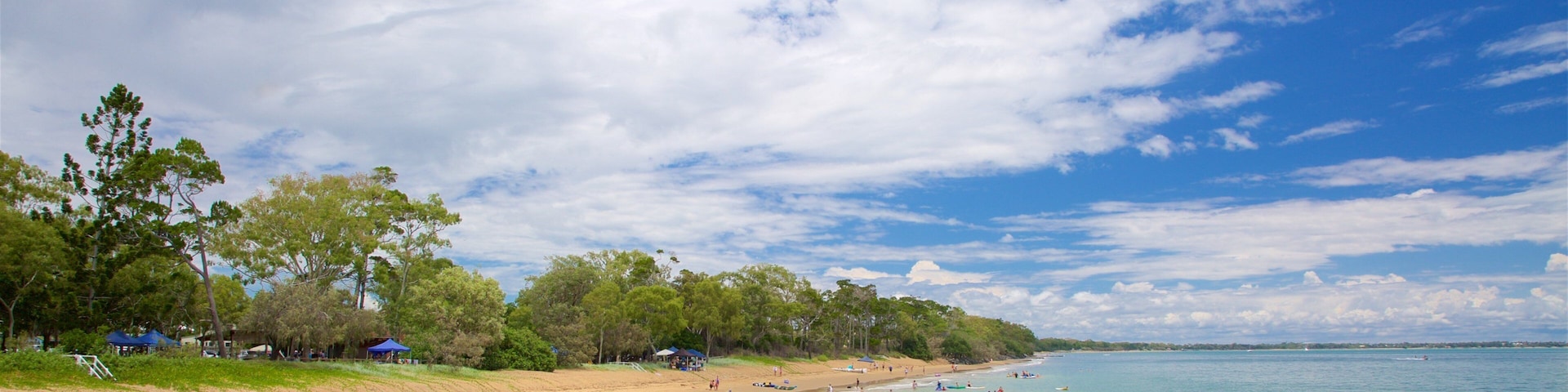 Urangan caracterizando paisagens litorâneas, uma praia de areia e natação