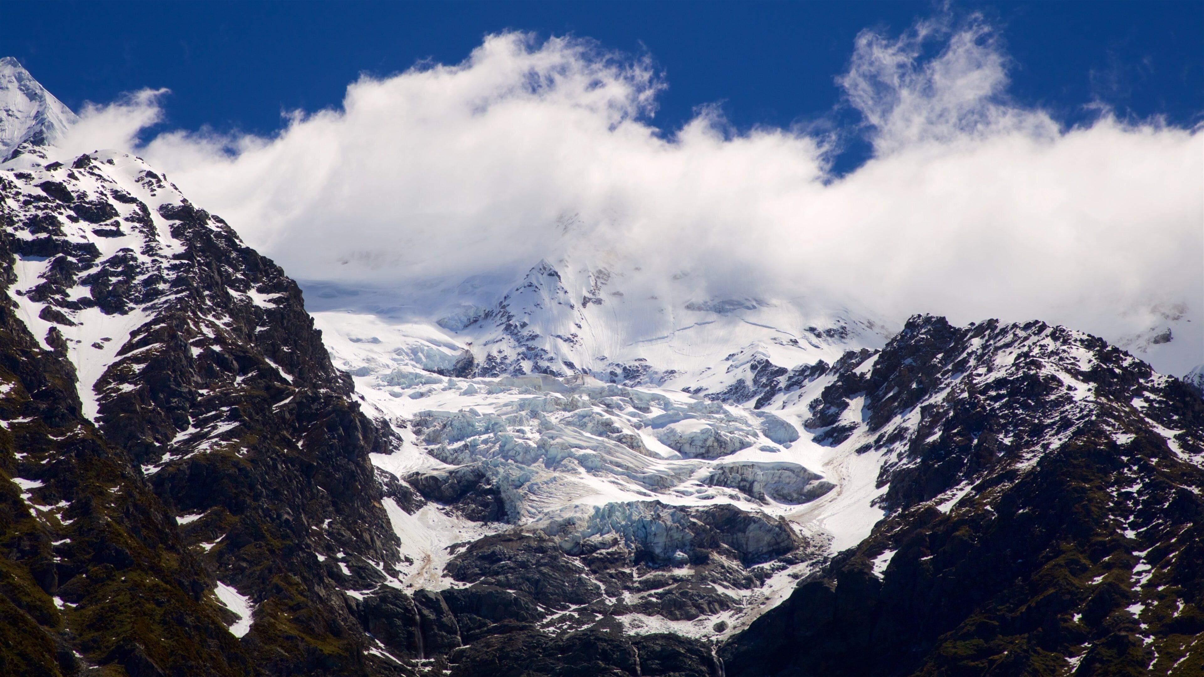 Parque Nacional Mount Cook ofreciendo neblina o niebla, nieve y montañas