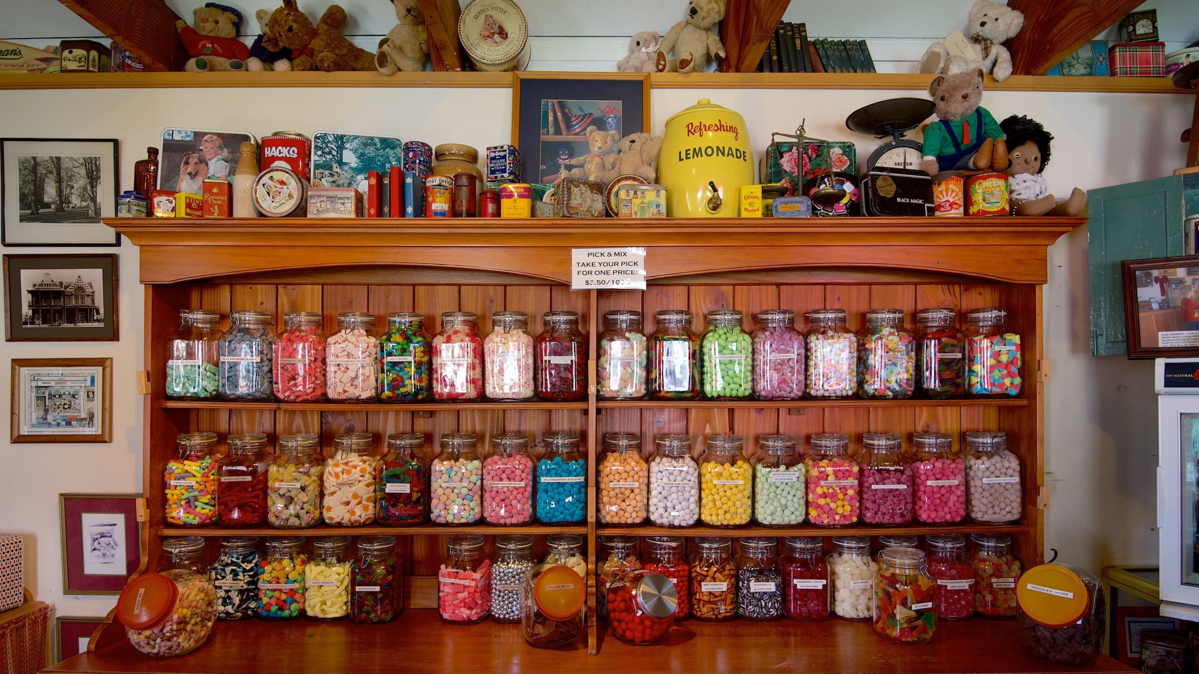 Havelock North showing food and shopping