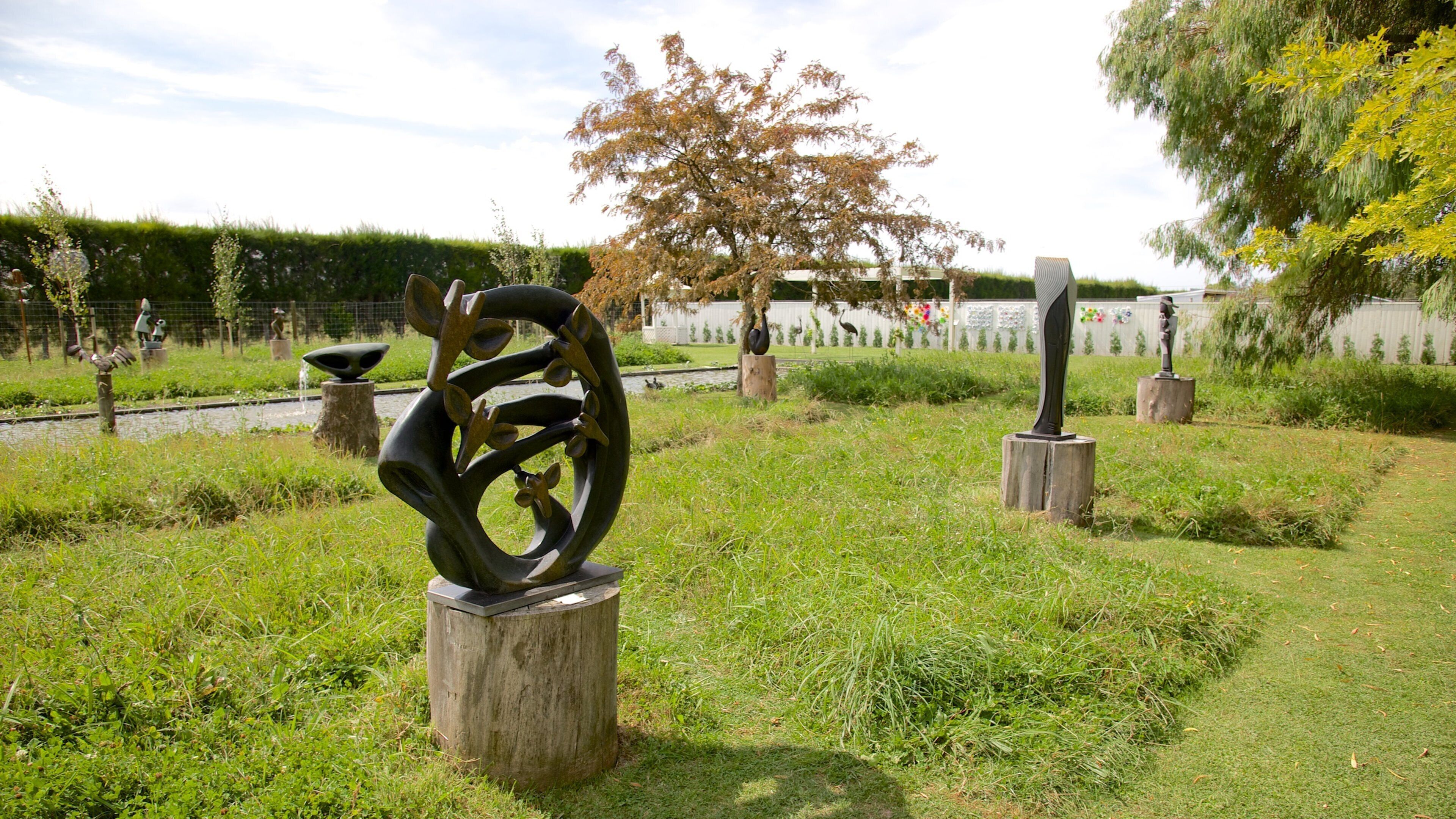 Havelock North featuring art and a garden