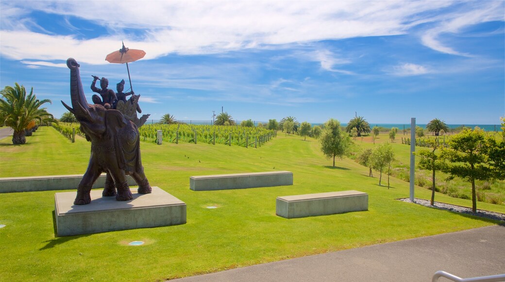 Elephant Hill Estate Winery 设有 公園, 農地 和 戶外藝術