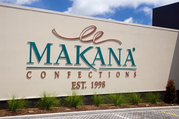 Makana Confections som inkluderar skyltar