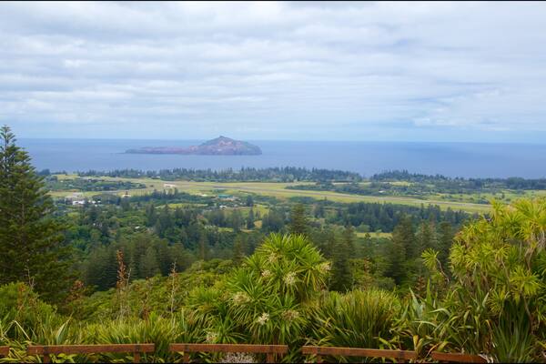 Mount Pitt mit einem allgemeine KĂŒstenansicht, Inselansicht und ruhige Szenerie