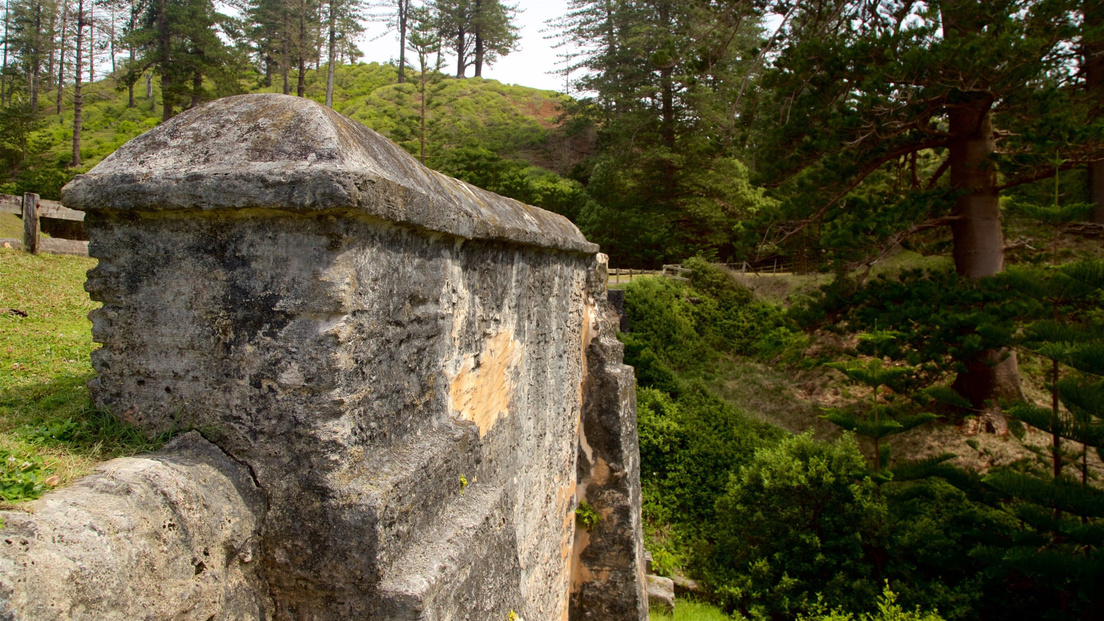 Bloody Bridge showing heritage elements and tranquil scenes