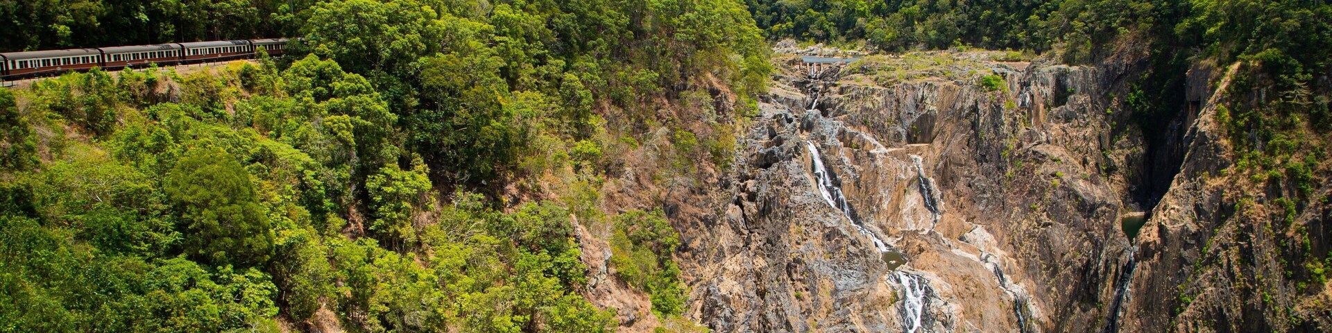 Barron Falls Lookout showing a waterfall
