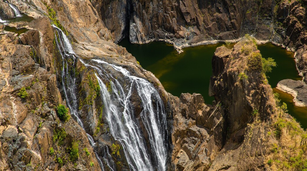 Barron Falls Lookout showing a waterfall