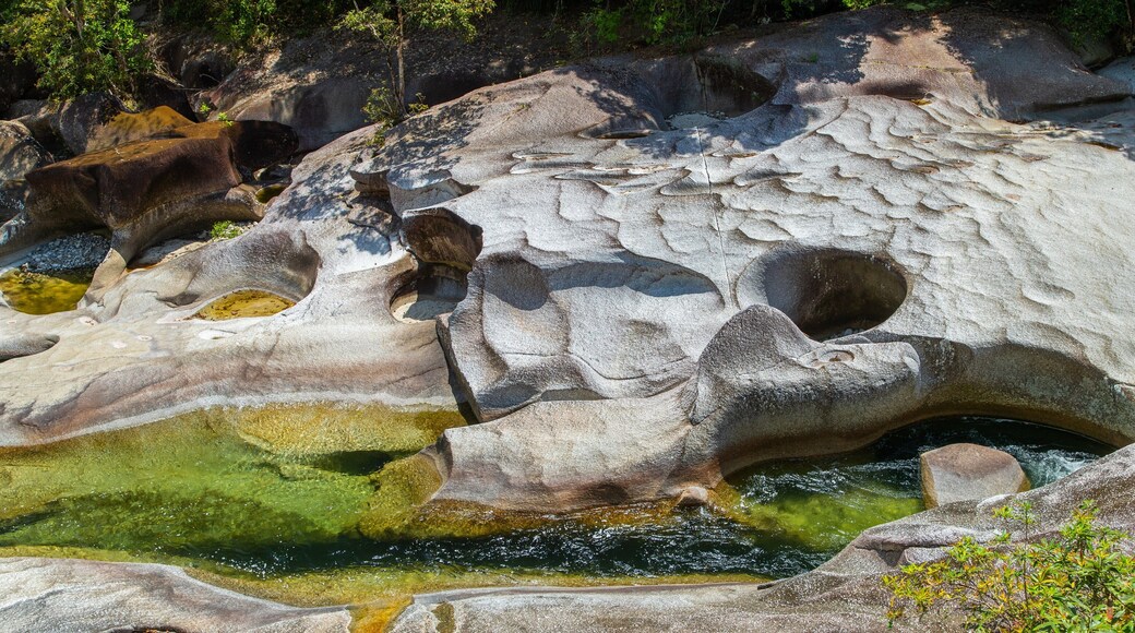 Babinda Boulders showing a river or creek
