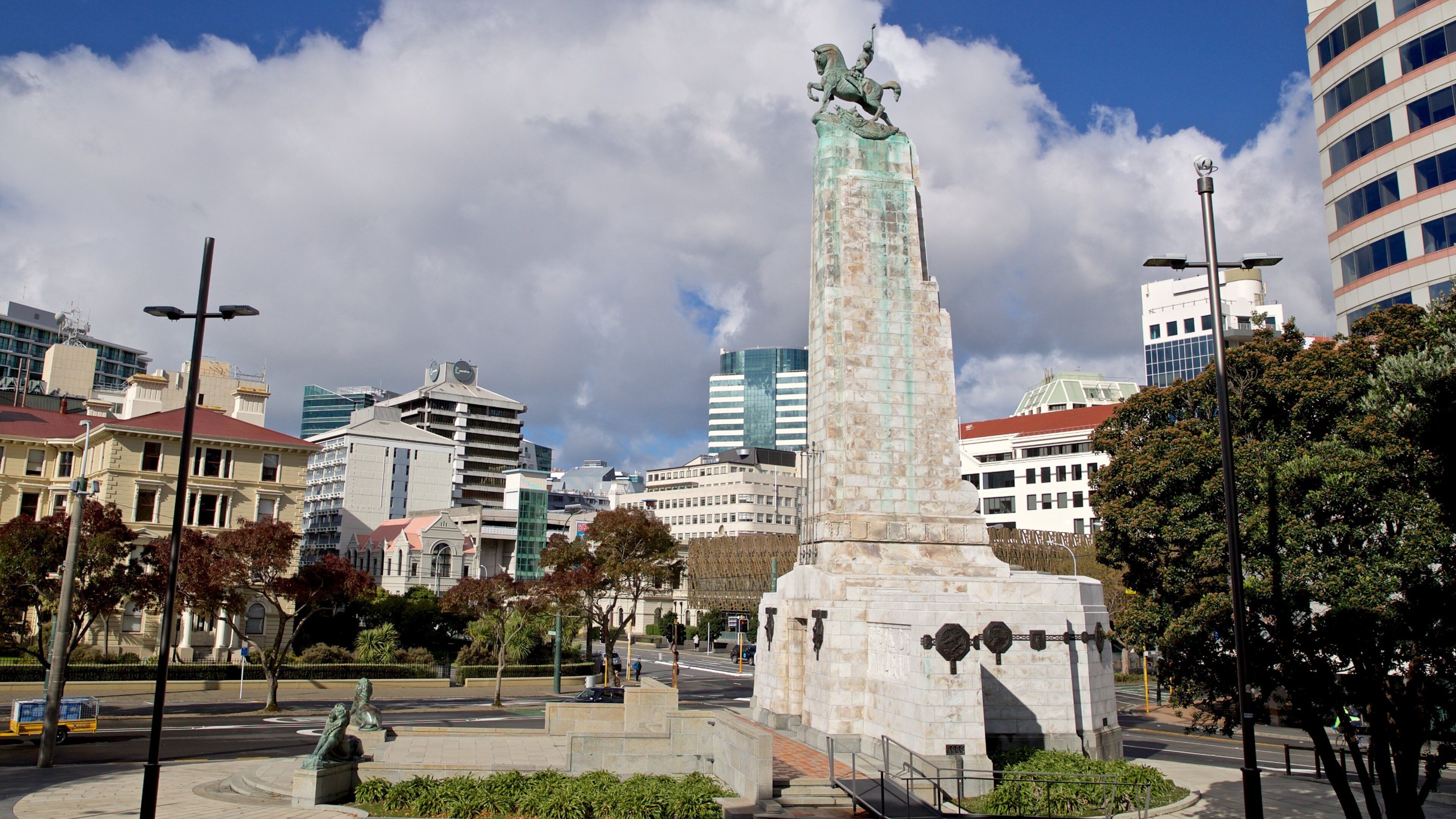 Wellington Cenotaph showing a statue or sculpture, heritage elements and a city