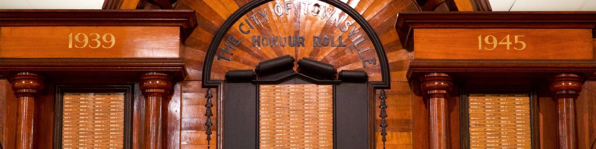Un arco de madera con la inscripción "Ciudad de Townsville, Roll de Honor 1939-1945" y dos placas con los años "1939" y "1945".