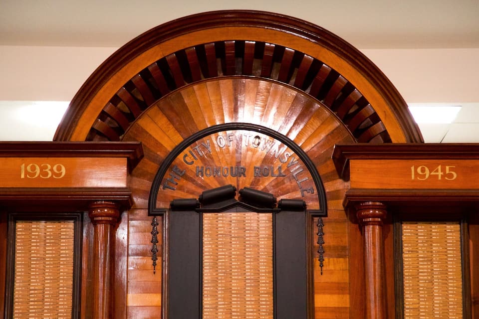 A wooden archway with the inscription "City of Townsville The Honour Roll 1939-1945" and two plaques with years "1939" and "1945".