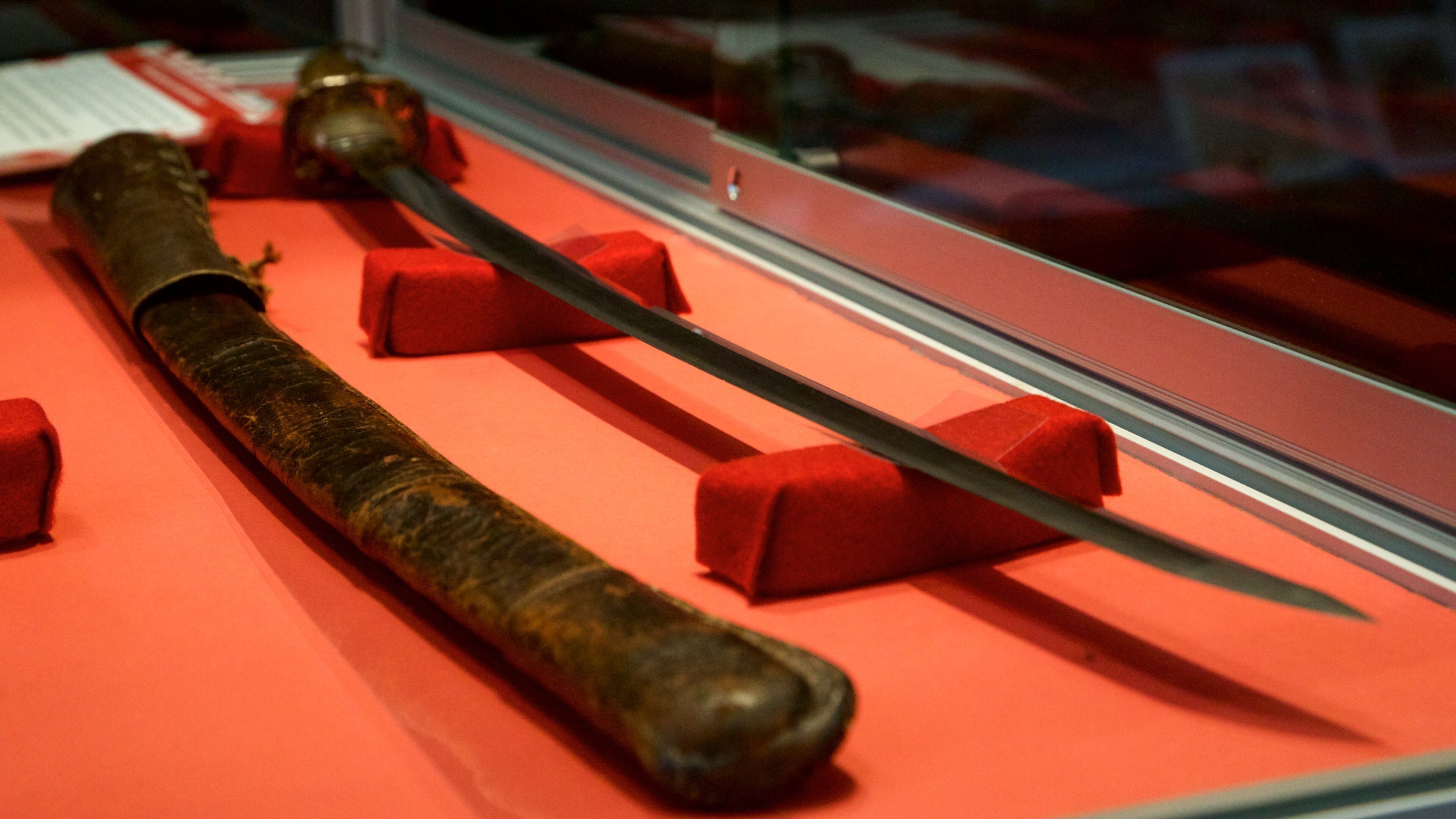 Army Museum North Queensland 을 보여주는 실내 전경 과 문화유산 요소