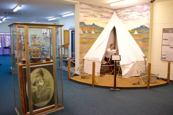 Army Museum North Queensland welches beinhaltet Innenansichten
