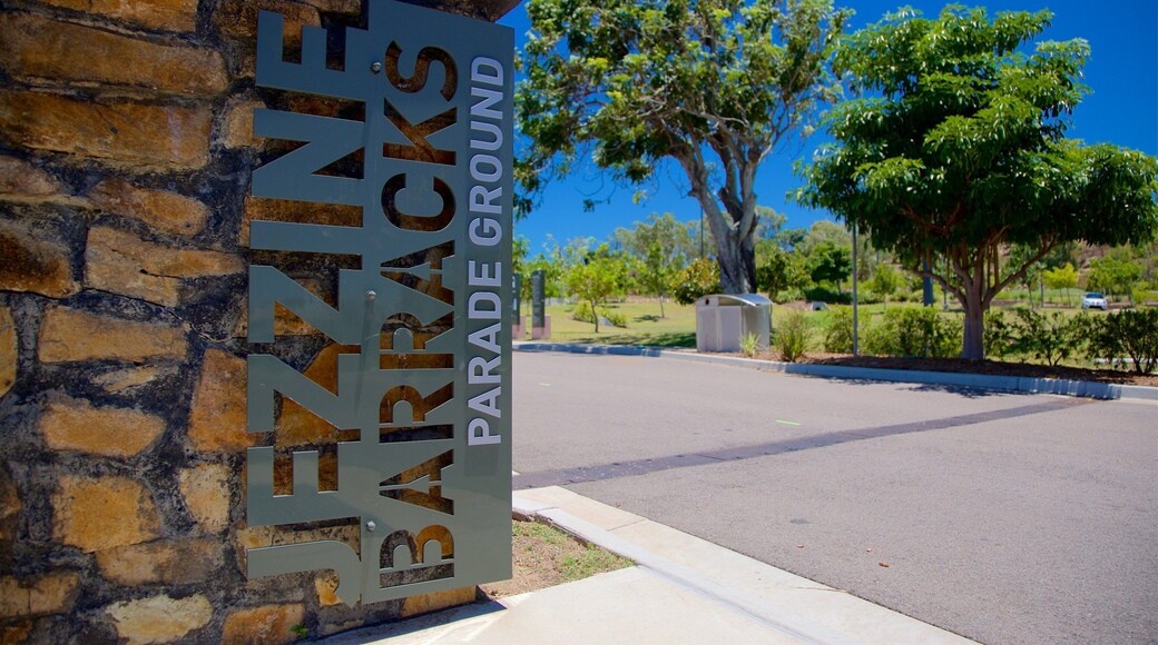 Army Museum North Queensland som inkluderar skyltar och en trädgård