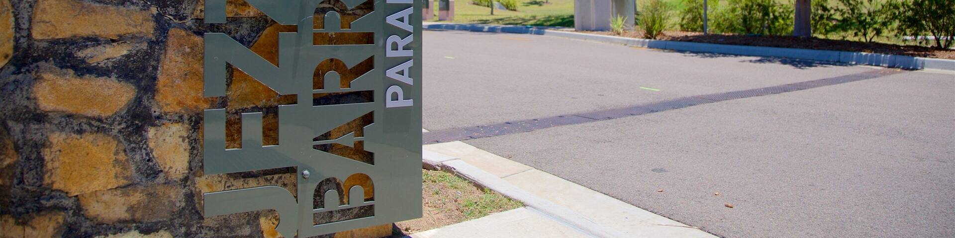 Un muro de piedra con un cartel que dice 'Jezine Barracks Parade Ground'.