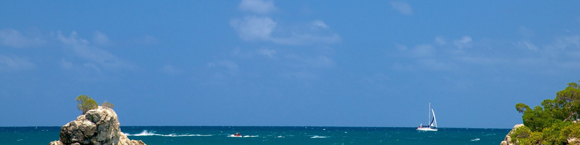 NoumĂ©a welches beinhaltet allgemeine KĂŒstenansicht und FelskĂŒste