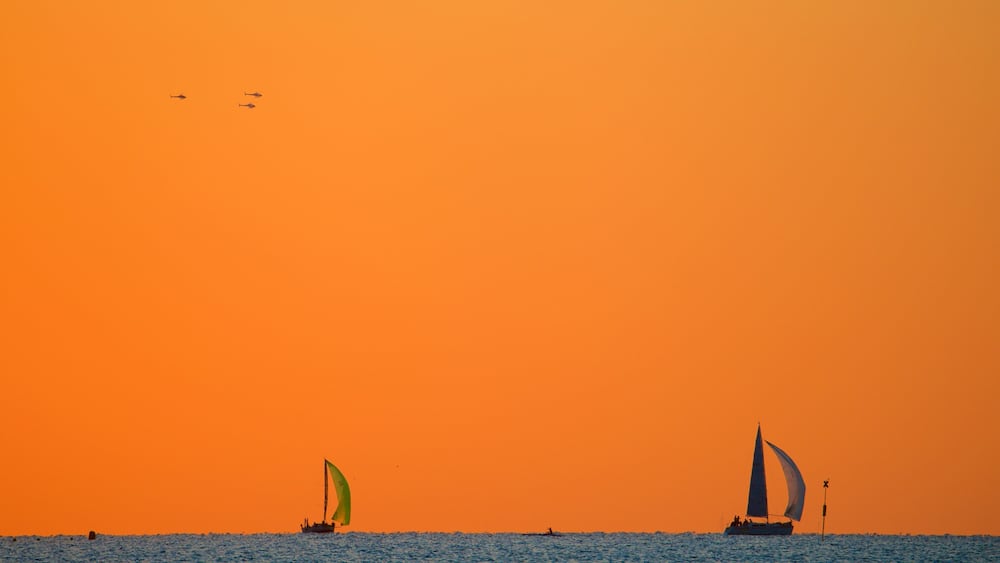 Nouméa qui includes coucher de soleil, voile et panoramas