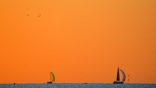 Nouméa qui includes coucher de soleil, voile et panoramas