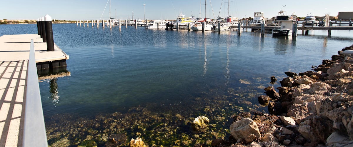 E5G81Y The modern jetty in the marina of Jurien Bay, Western Australia