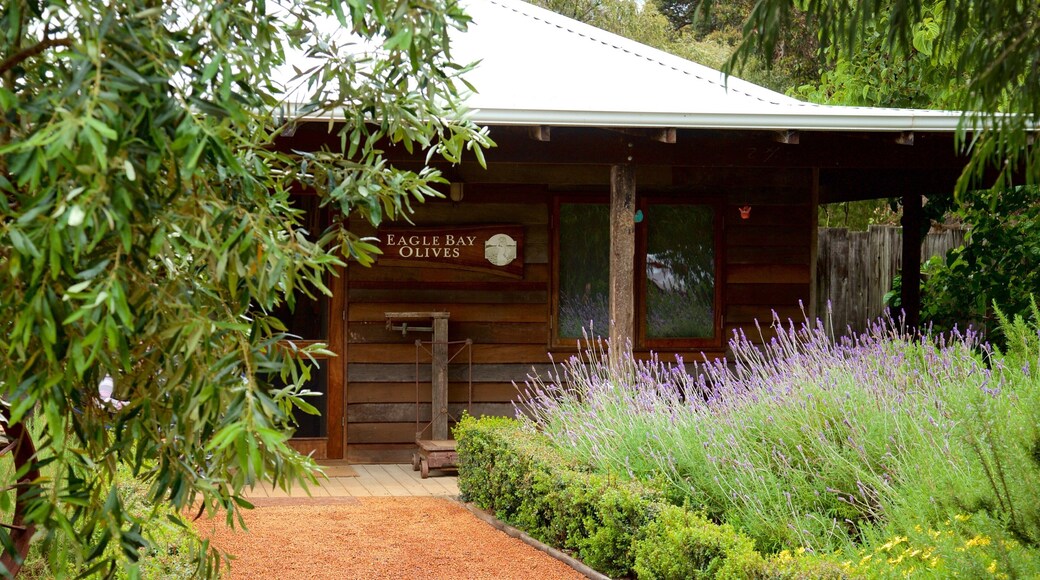 Naturaliste which includes a garden, a house and flowers