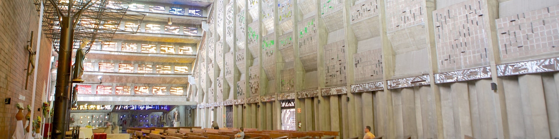 San Salvador que inclui aspectos religiosos, vistas internas e uma igreja ou catedral