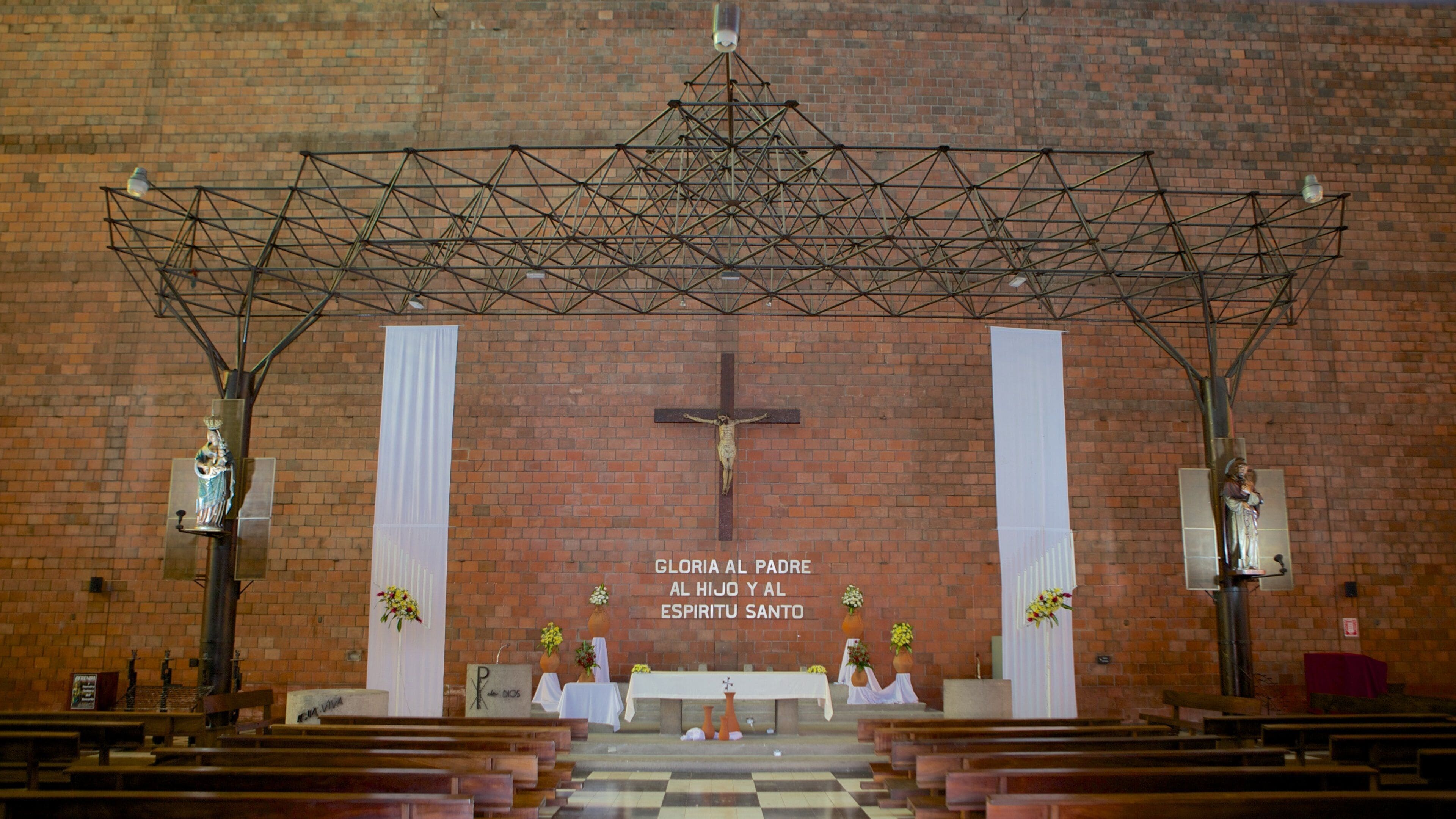 San Salvador mostrando vistas internas, uma igreja ou catedral e aspectos religiosos